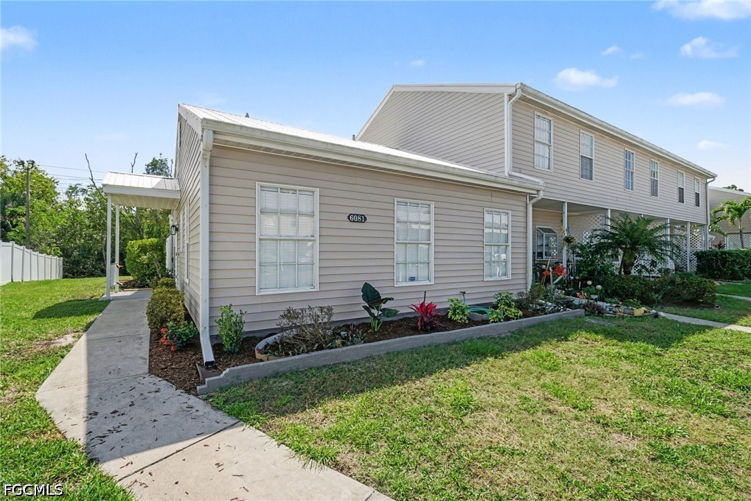 2 Bed Waterfront Home for Sale in Fort Myers, photo 2