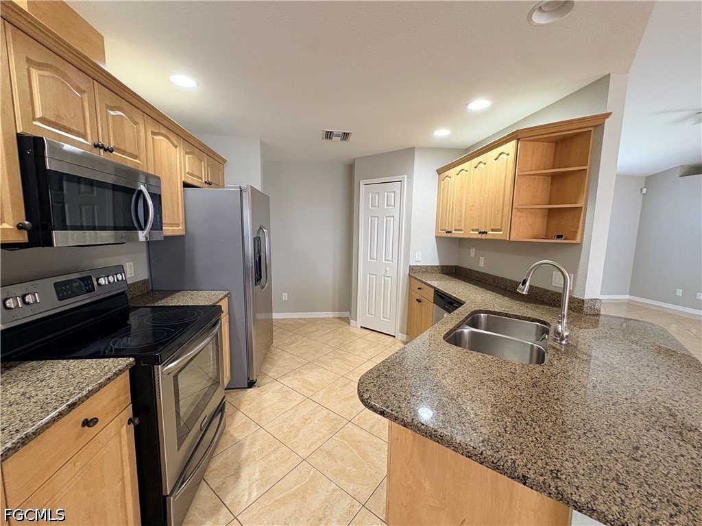 3 Bed SingleFamilyResidence for Sale in Cape Coral, photo 2