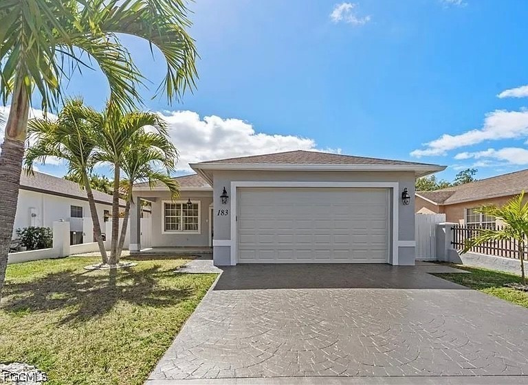 3 Bed SingleFamilyResidence for Sale in Naples, photo 2