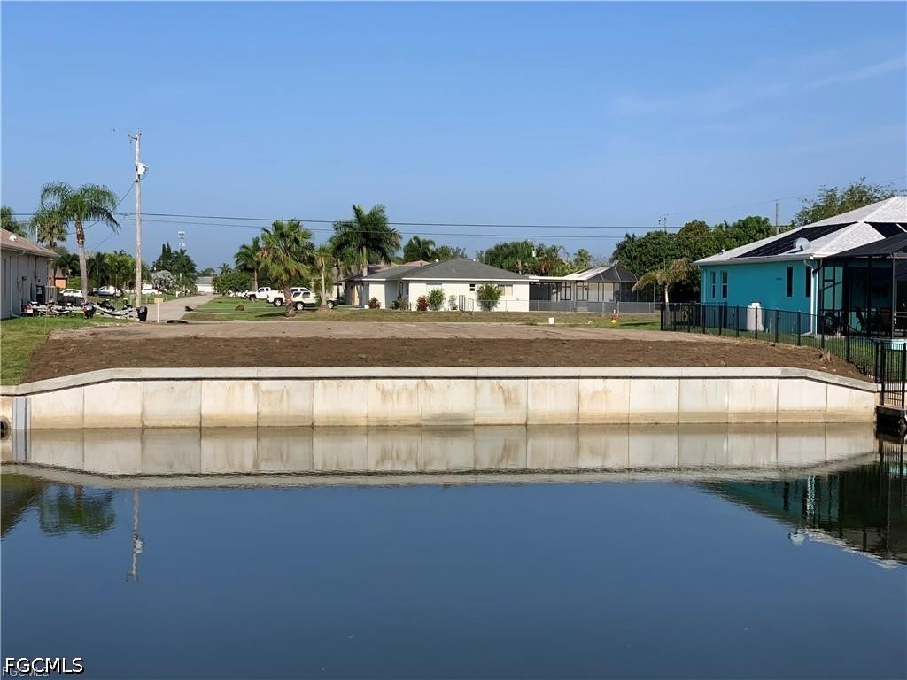 Waterfront Home for Sale in Cape Coral, photo 2