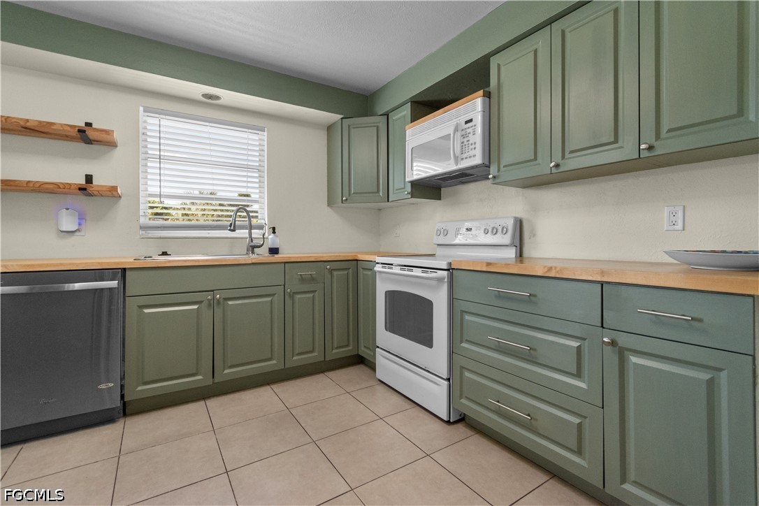 2 Bed SingleFamilyResidence for Sale in Fort Myers, photo 2