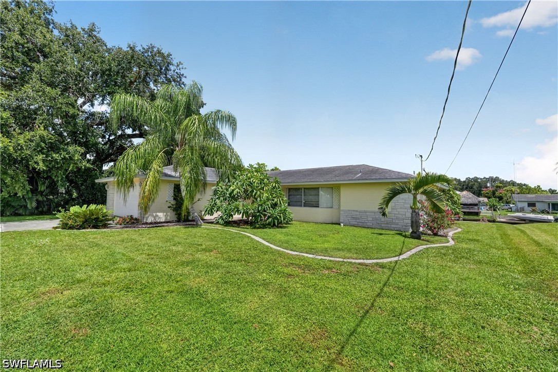 3 Bed Waterfront Home for Sale in Fort Myers, photo 2