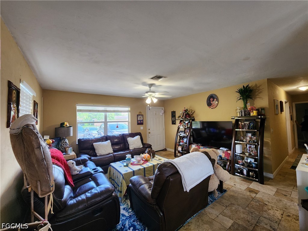3 Bed SingleFamilyResidence for Sale in Naples, photo 2
