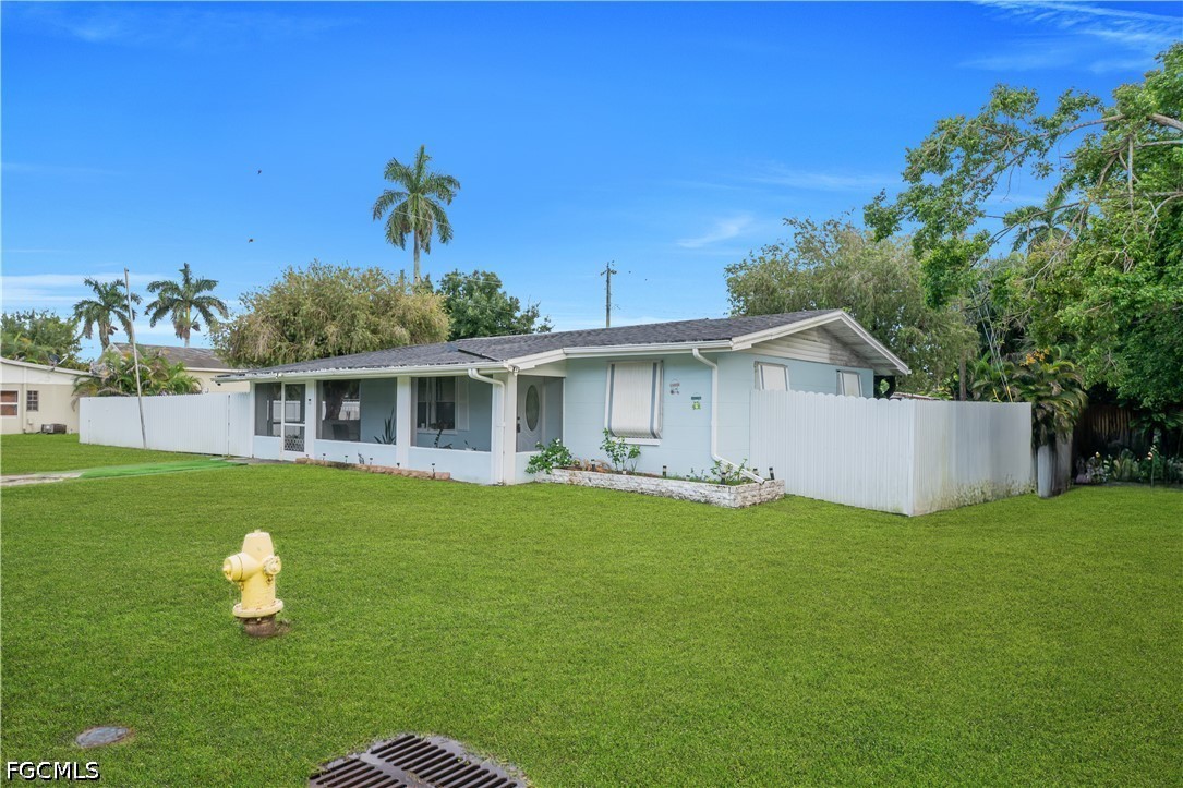 2 Bed SingleFamilyResidence for Sale in North Fort Myers, photo 2