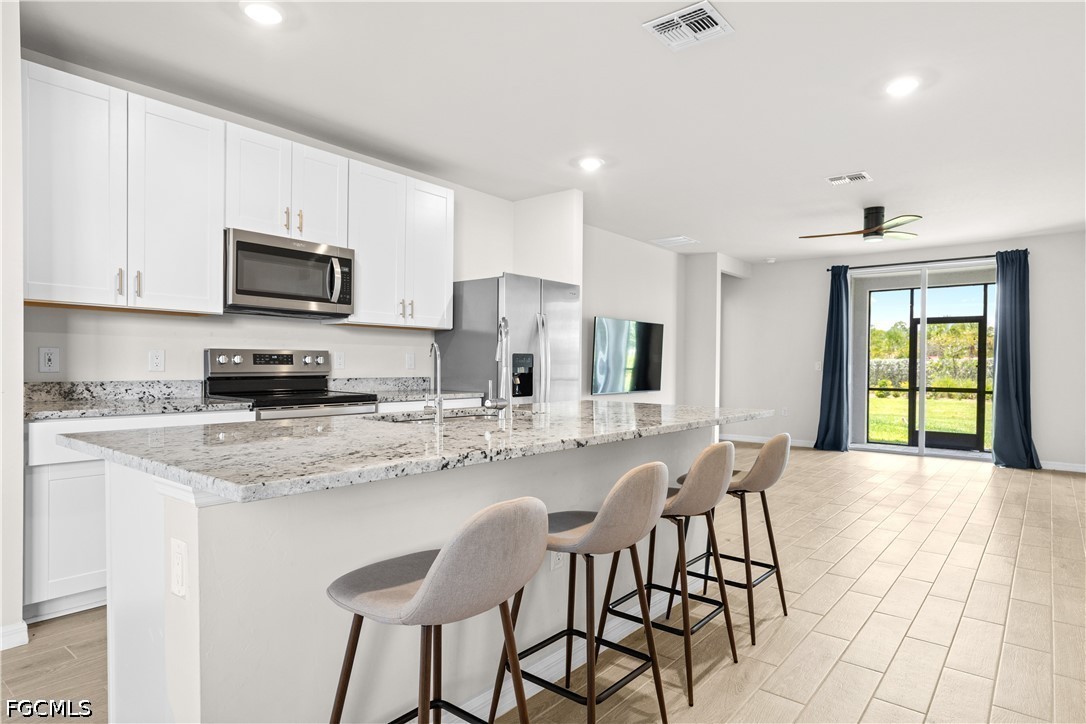 3 Bed SingleFamilyResidence for Sale in Crescent Lakes, photo 2