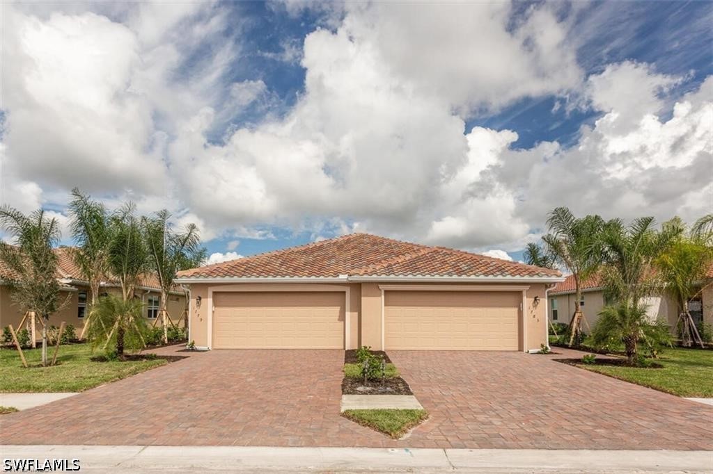2 Bed Attached for Sale in Naples, photo 2