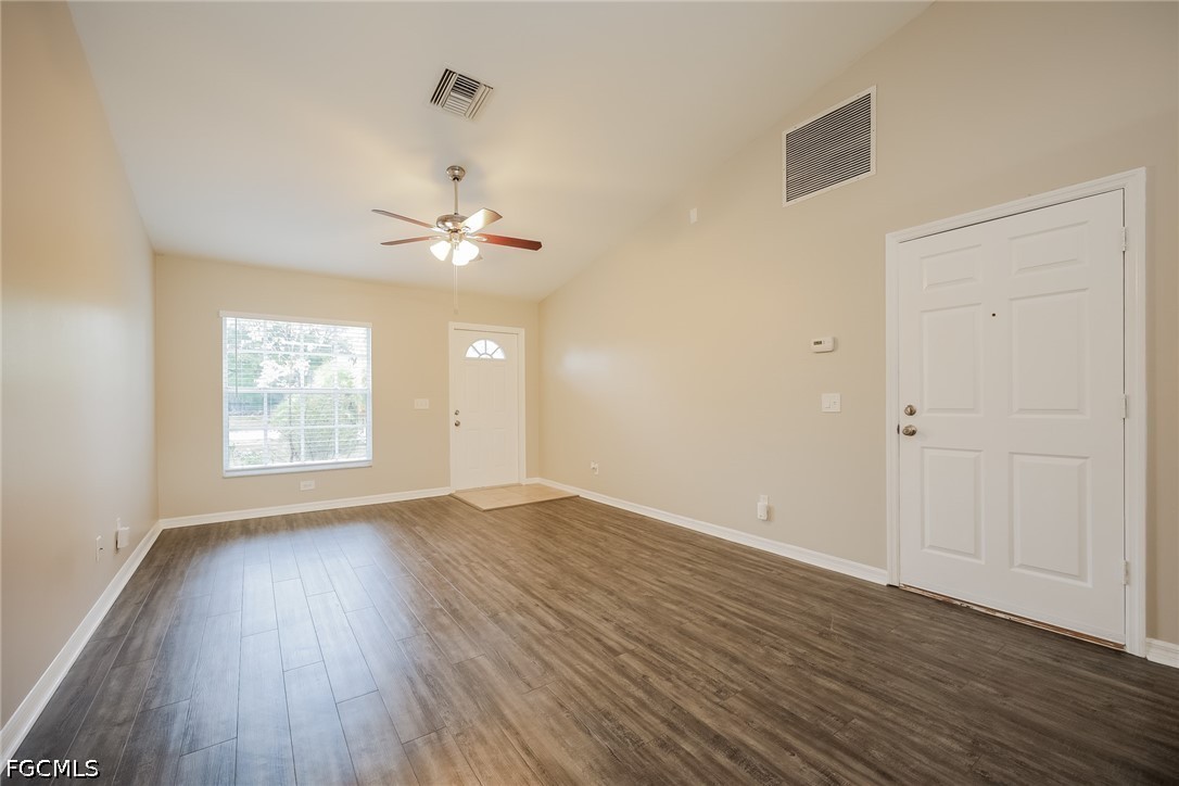 3 Bed SingleFamilyResidence for Sale in Mirror Lakes, photo 2