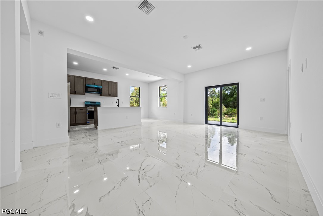 3 Bed SingleFamilyResidence for Sale in Lehigh Acres, photo 2