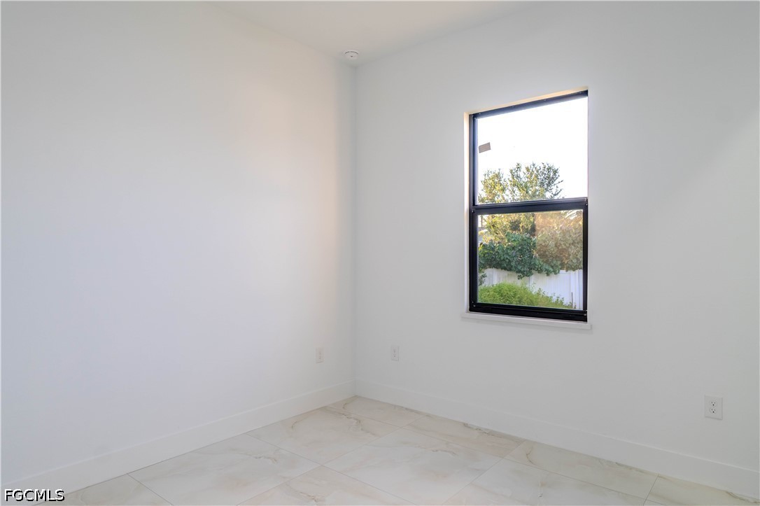 3 Bed SingleFamilyResidence for Sale in Lehigh Acres, photo 2