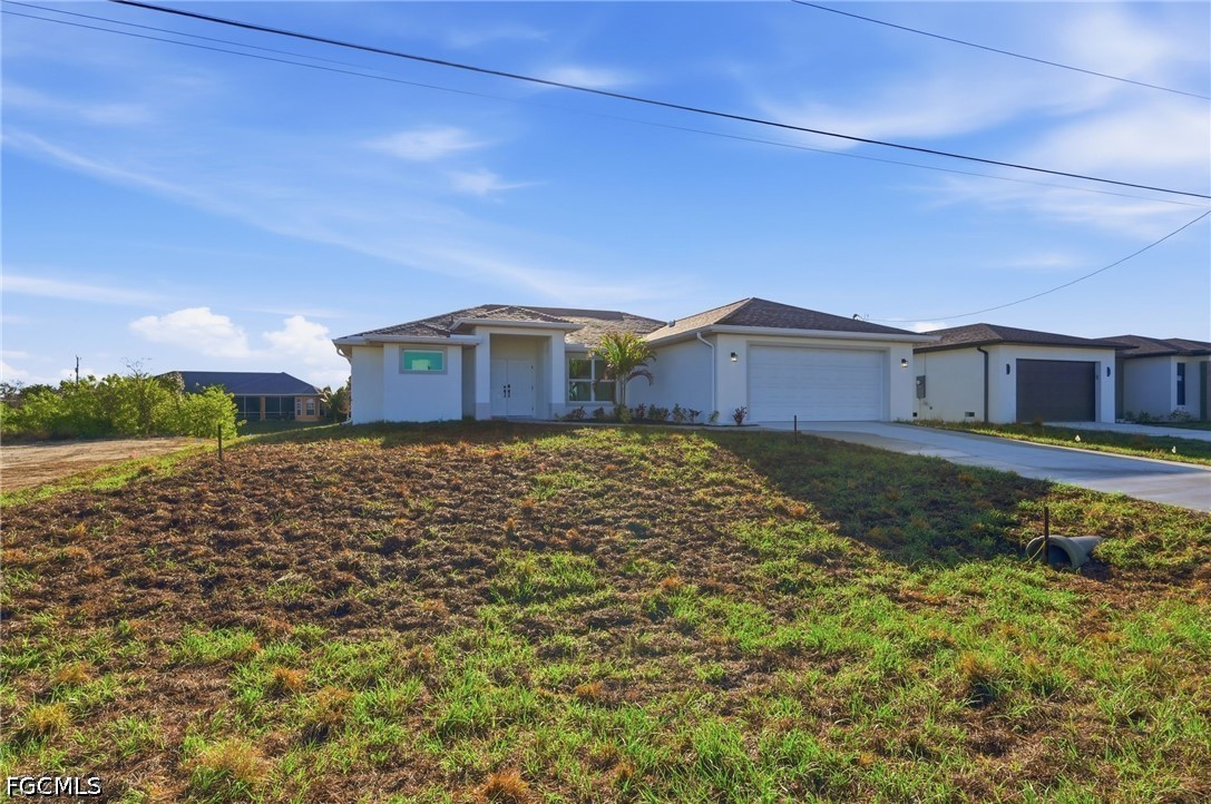 3 Bed Waterfront Home for Sale in Cape Coral, photo 2