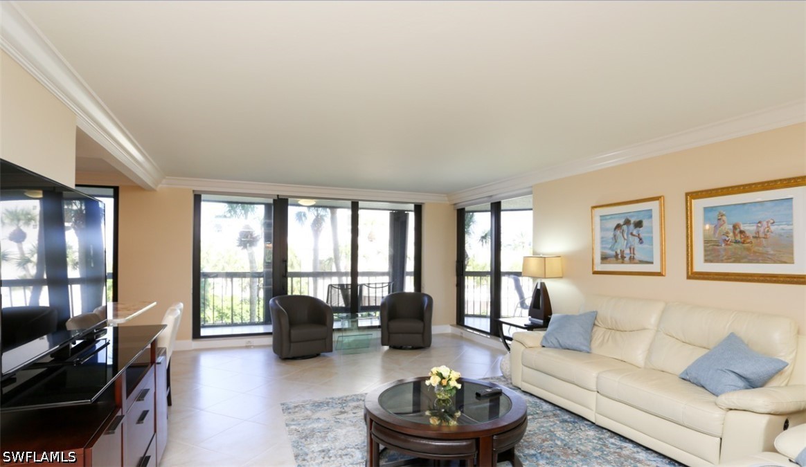 2 Bed Waterfront Home for Sale in Park Shore, photo 2
