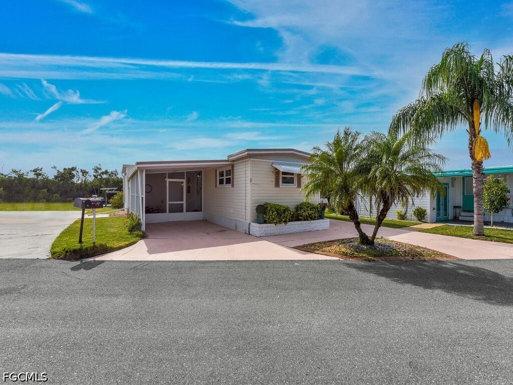 2 Bed Waterfront Home for Sale in Fort Myers, photo 2