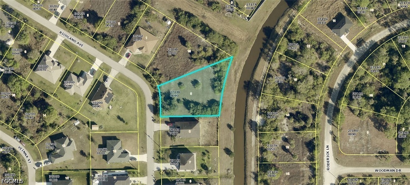 Waterfront Home for Sale in Greenbriar, photo 2