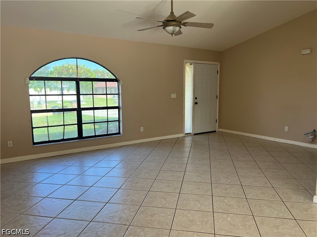 3 Bed Pool Home for Sale in Cape Coral, photo 2