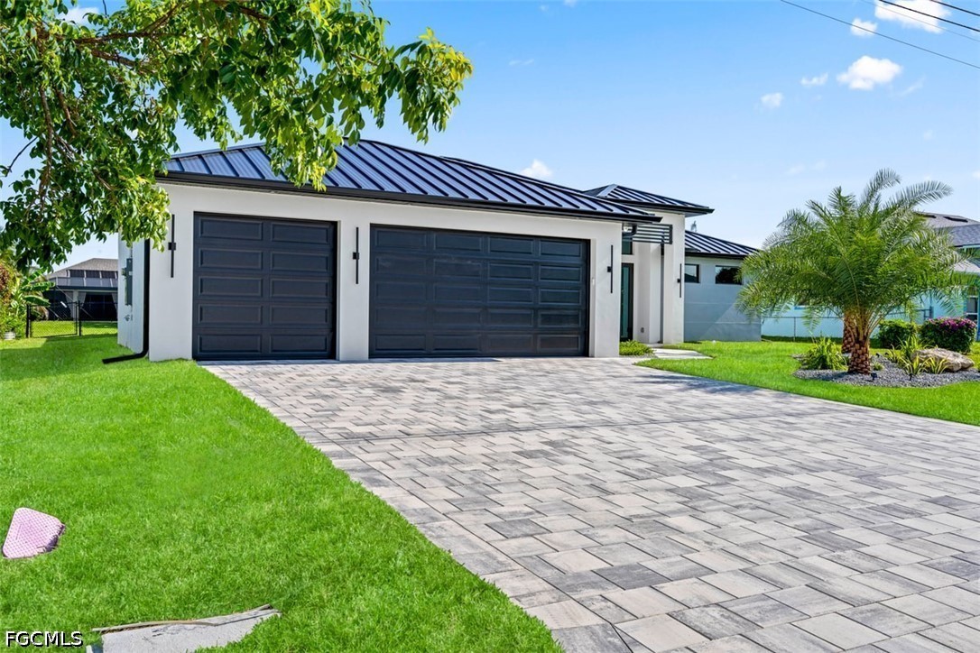 3 Bed Pool Home for Sale in Cape Coral, photo 2