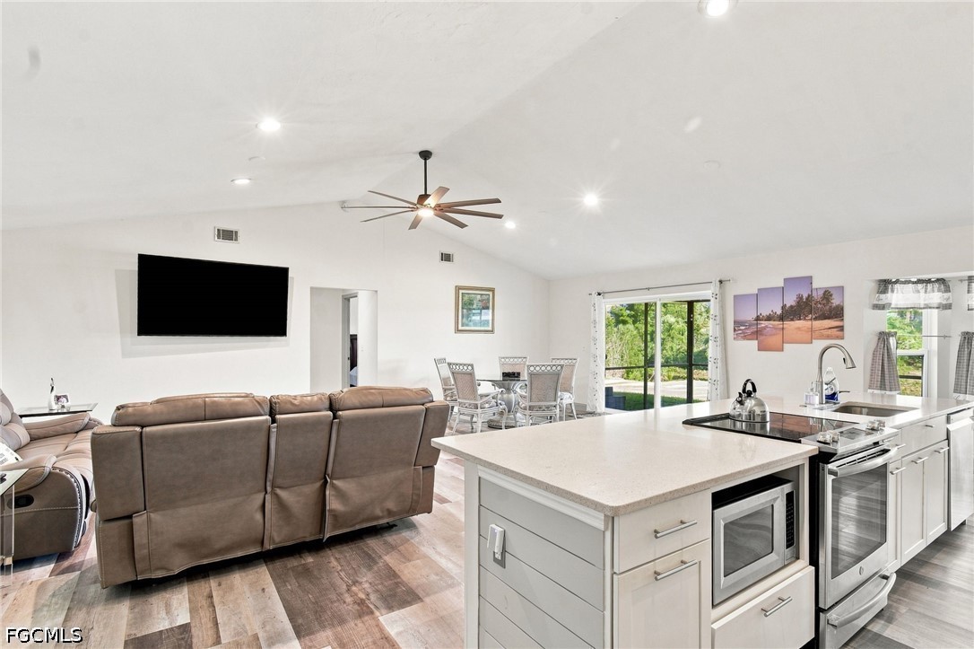 3 Bed Waterfront Home for Sale in Cape Coral, photo 2
