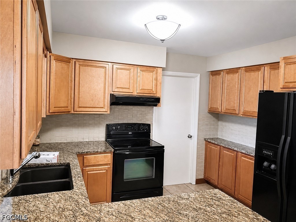 3 Bed SingleFamilyResidence for Sale in Fort Myers, photo 2