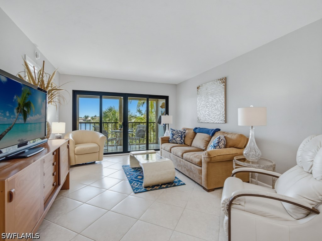 2 Bed Waterfront Home for Sale in Marco Island, photo 2