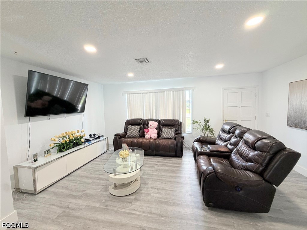 3 Bed Pool Home for Sale in Cape Coral, photo 2