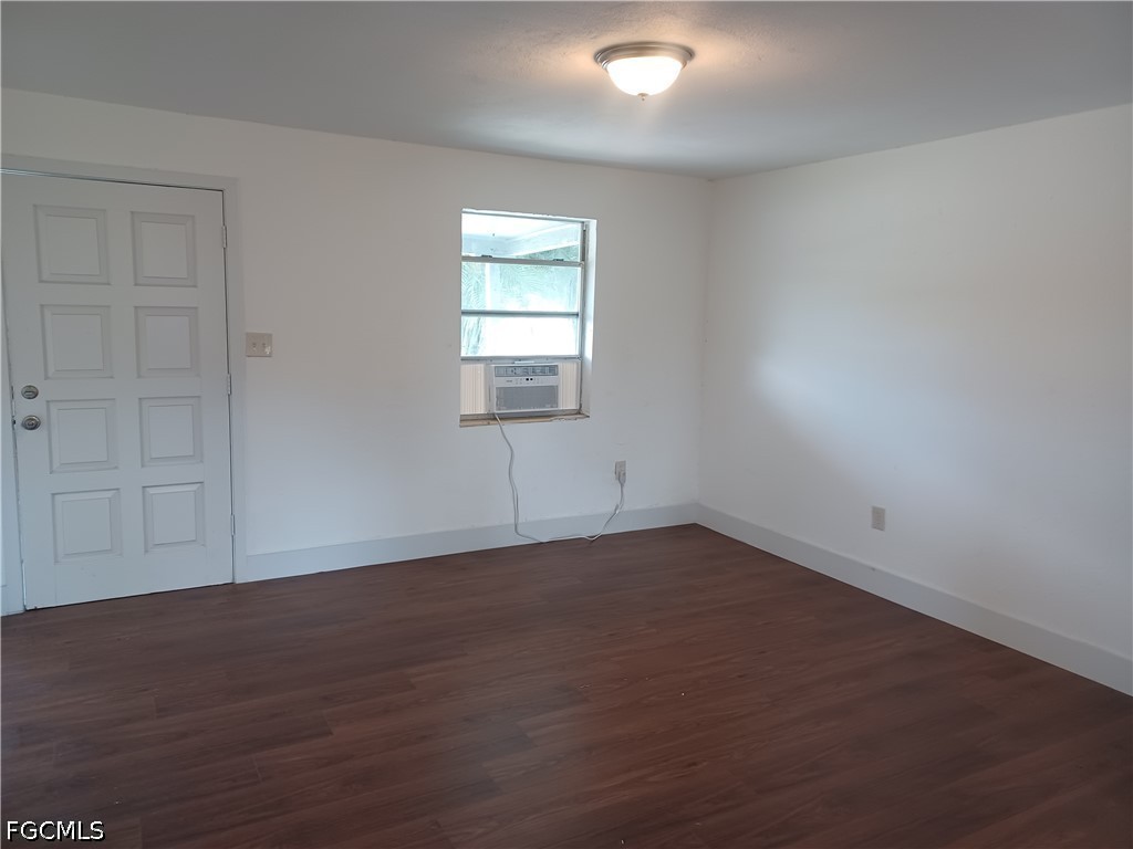 3 Bed SingleFamilyResidence for Sale in Fort Myers, photo 2
