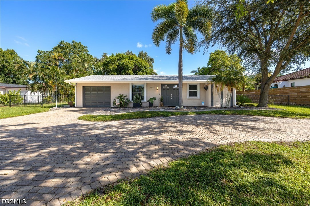 3 Bed SingleFamilyResidence for Sale in Caloosa View, photo 2
