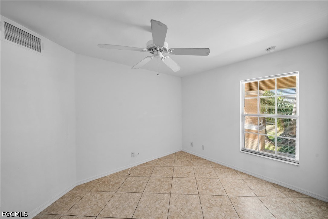 3 Bed SingleFamilyResidence for Sale in Cape Coral, photo 2