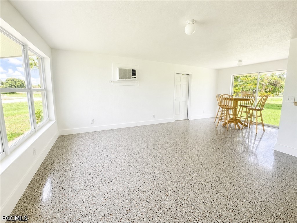 3 Bed SingleFamilyResidence for Sale in Moore Haven, photo 2