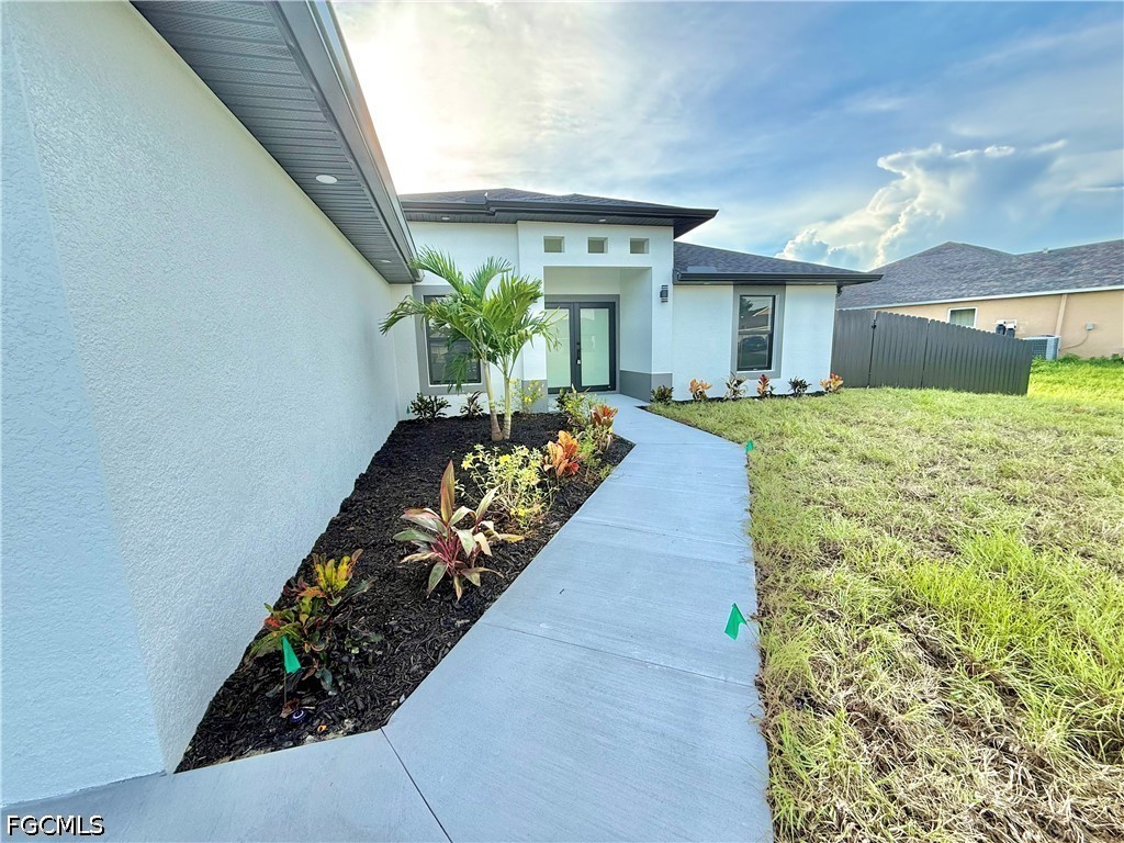 3 Bed SingleFamilyResidence for Sale in Cape Coral, photo 2