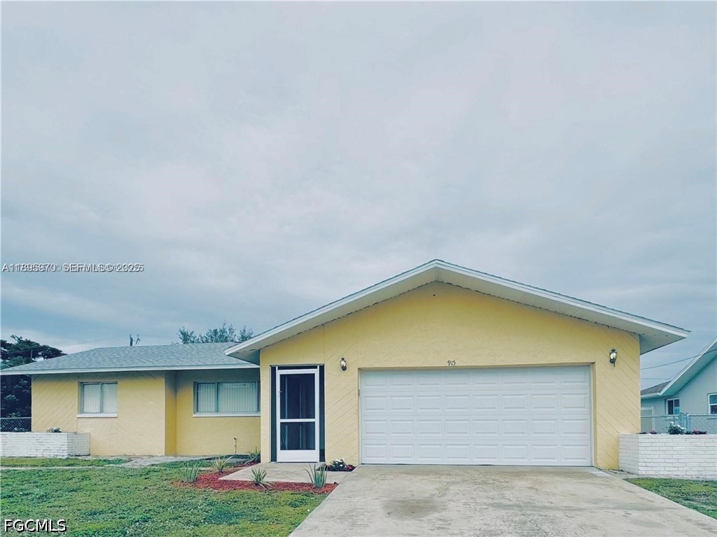 3 Bed Pool Home for Sale in Cape Coral, photo 2