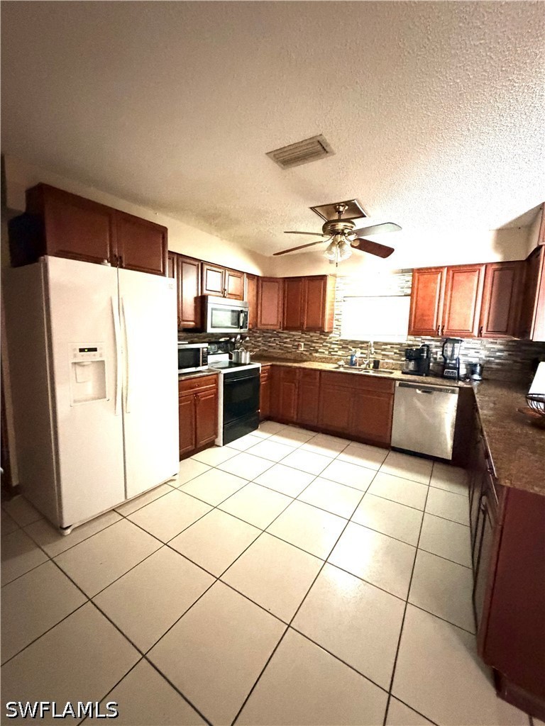 3 Bed SingleFamilyResidence for Sale in Naples, photo 2