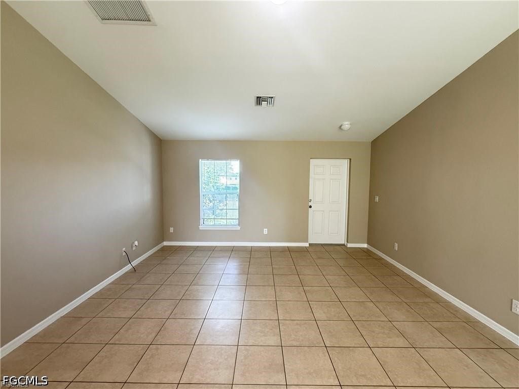 3 Bed SingleFamilyResidence for Sale in Cape Coral, photo 2