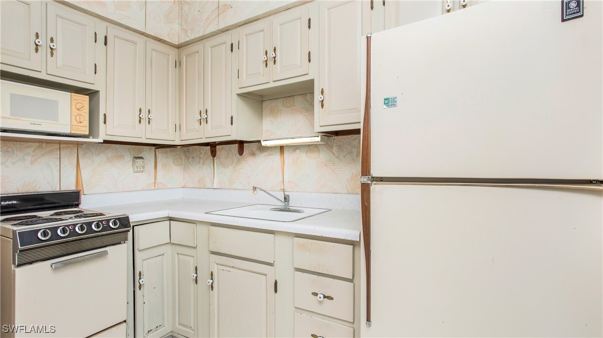 2 Bed Condominium for Sale in Seabreeze Apts, FL, $220,000 — photo 11