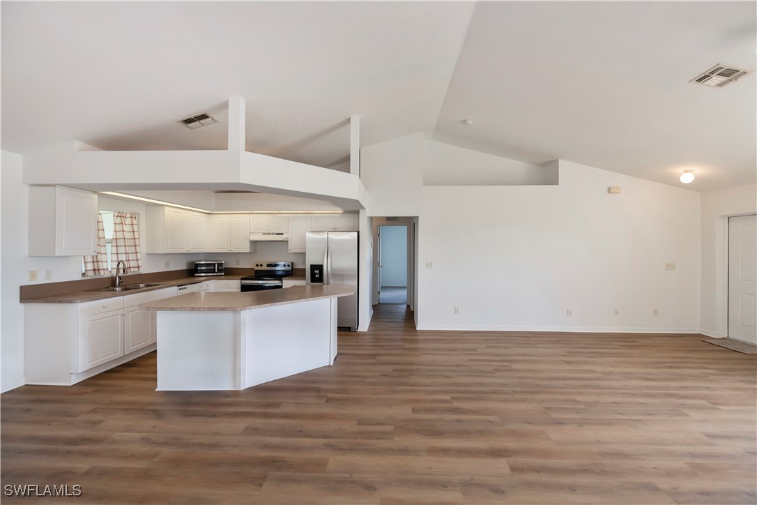 4 Bed SingleFamilyResidence for Sale in Cape Coral, photo 11