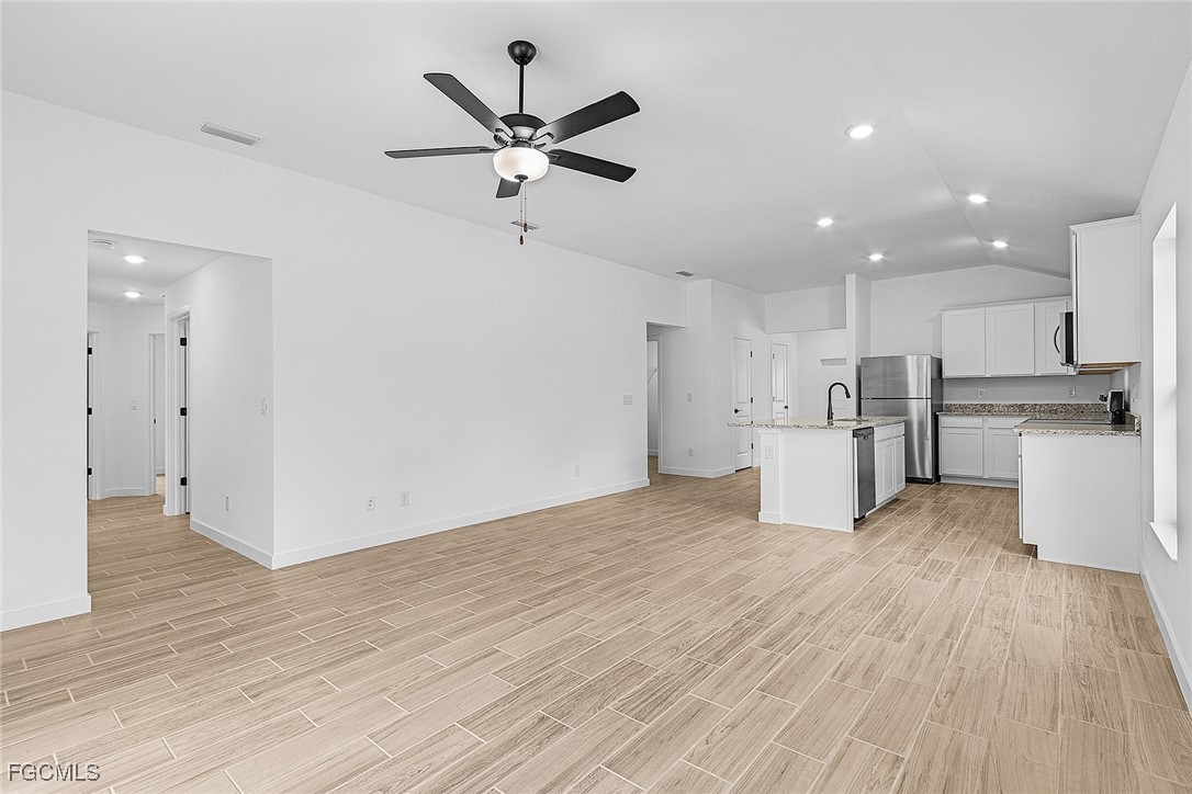 3 Bed SingleFamilyResidence for Sale in Mirror Lakes, photo 11