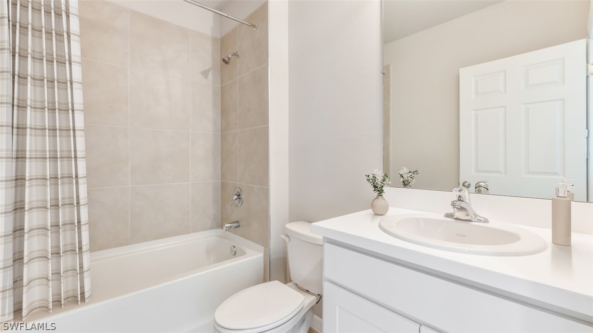 5 Bed SingleFamilyResidence for Sale in Palmetto Landing, FL — photo 11