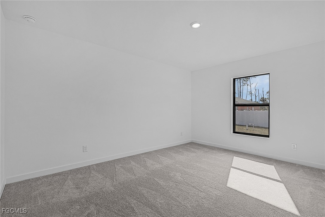 3 Bed SingleFamilyResidence for Sale in Mirror Lakes, photo 11