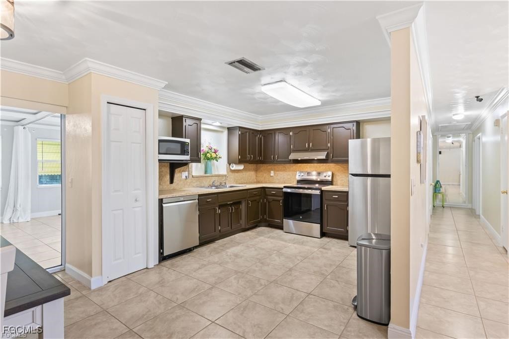 4 Bed SingleFamilyResidence for Sale in Fort Myers, photo 11