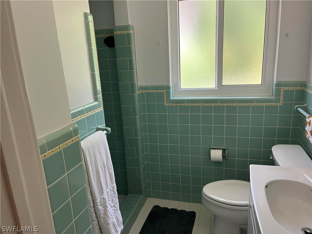 3 Bed SingleFamilyResidence for Sale in Edison Park, FL — photo 11