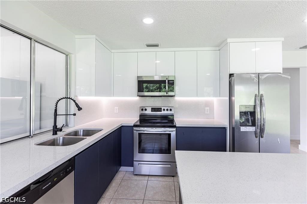 2 Bed SingleFamilyResidence for Sale in Cape Coral, photo 11