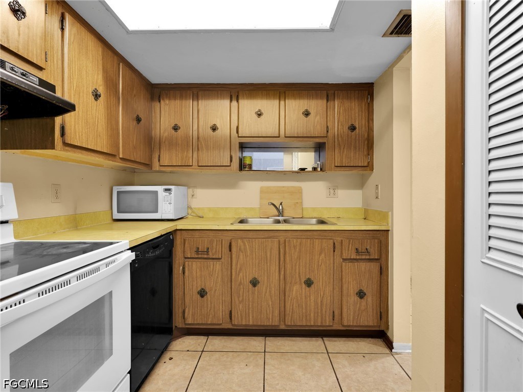 2 Bed Condominium for Sale in Windsor West, photo 11