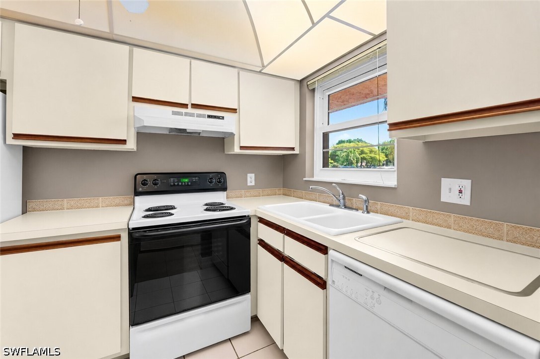 2 Bed Condominium for Sale in Naples, FL, $186,900 — photo 11