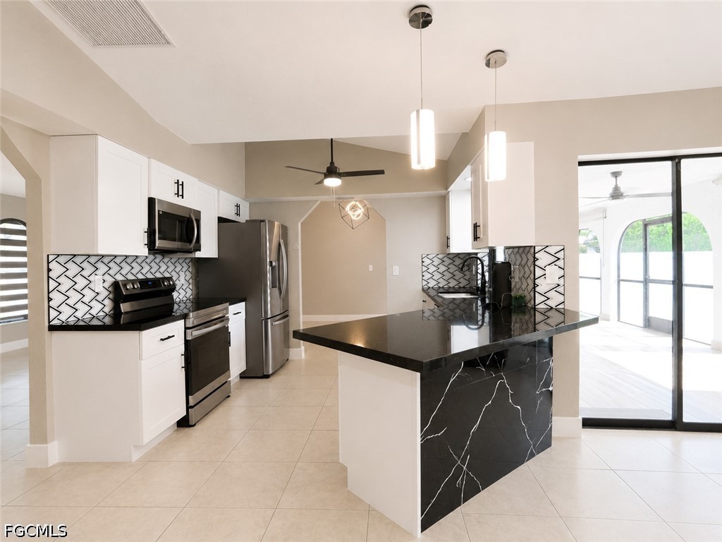 3 Bed SingleFamilyResidence for Sale in Cape Coral, photo 11