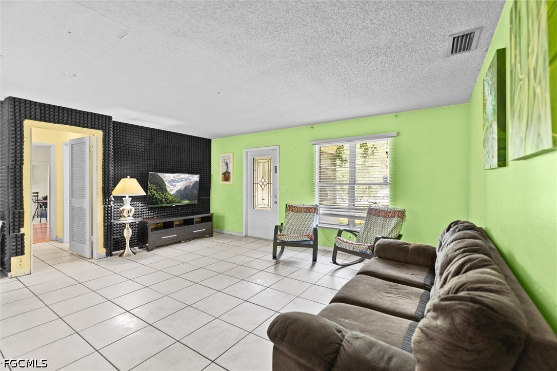 2 Bed SingleFamilyResidence for Sale in Lehigh Acres, photo 11