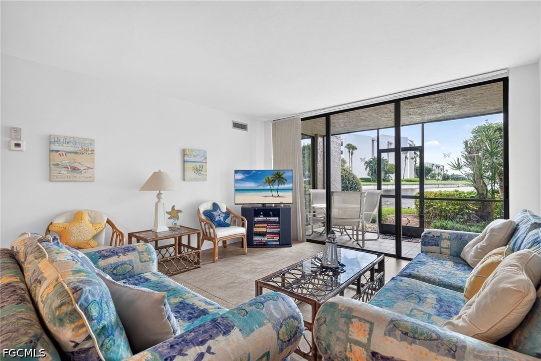 2 Bed Waterfront Home for Sale in Fort Myers, photo 11