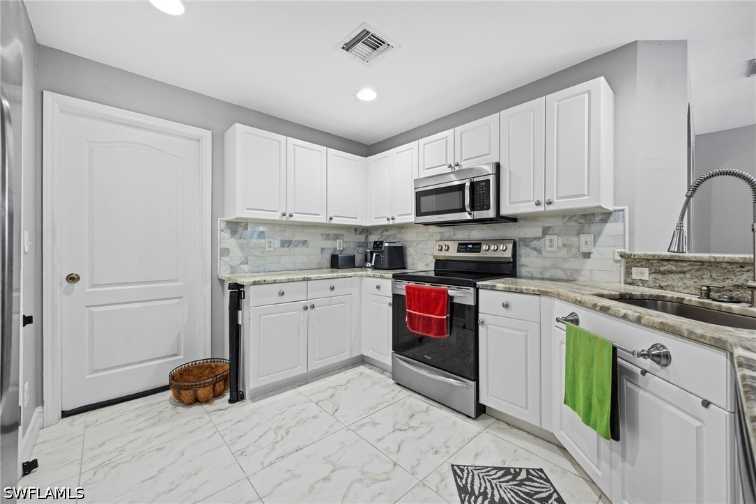 3 Bed SingleFamilyResidence for Sale in Mirror Lakes, photo 11