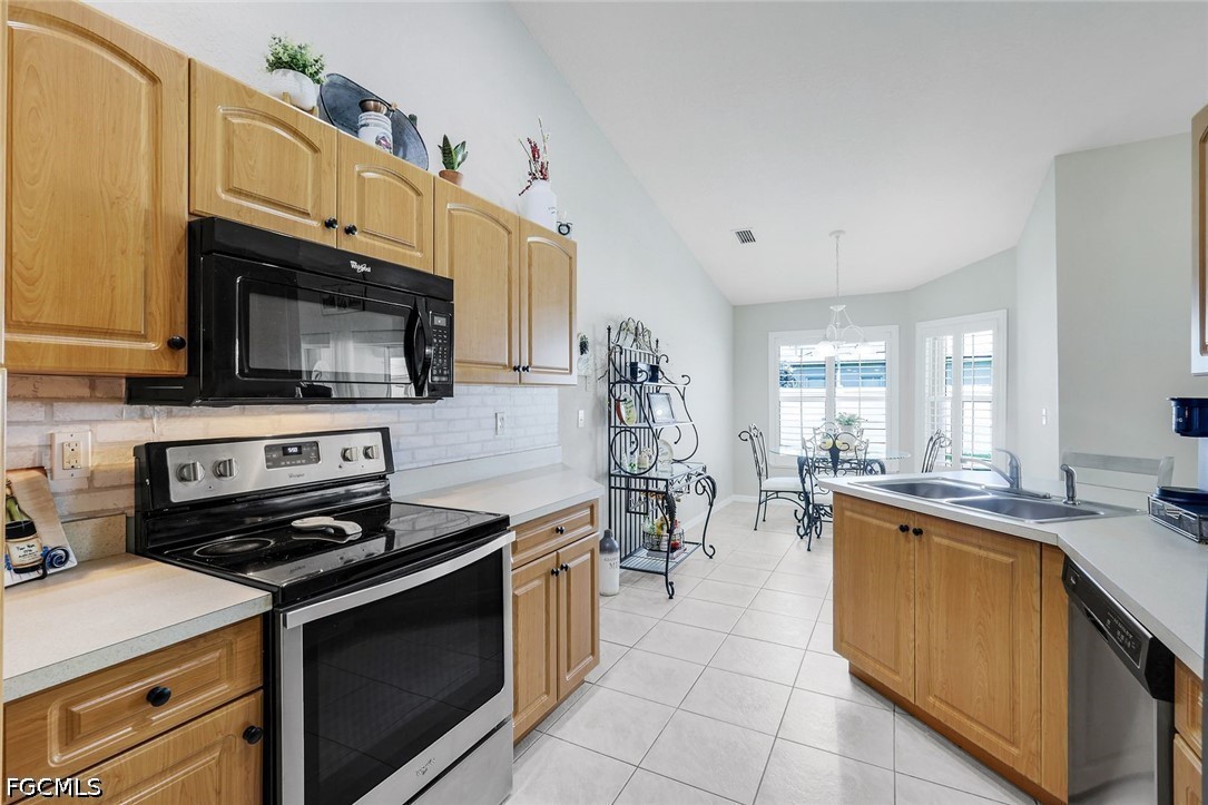 3 Bed Pool Home for Sale in Cape Coral, photo 11