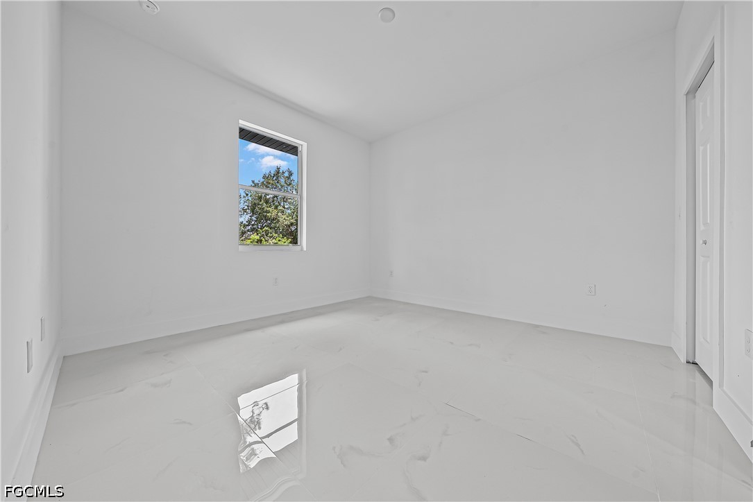3 Bed SingleFamilyResidence for Sale in Lehigh Acres, photo 11