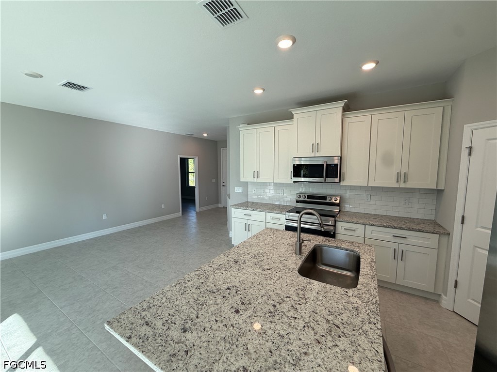 3 Bed SingleFamilyResidence for Sale in Lehigh Acres, photo 11