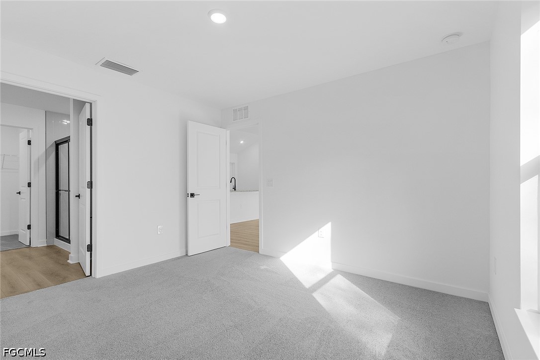3 Bed SingleFamilyResidence for Sale in Mirror Lakes, photo 11