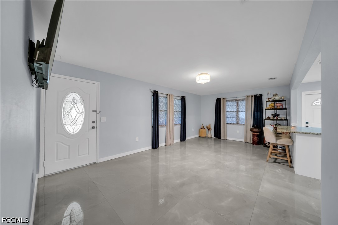 2 Bed SingleFamilyResidence for Sale in North Fort Myers, photo 11